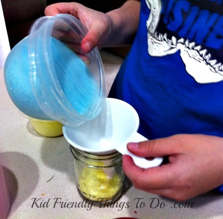 DIY Bath Salt Craft - A great gift for kids to make. It looks like layered sand art! Perfect for Mother's Day, Valentine's Day, Teacher's Gift - so many possibilities!