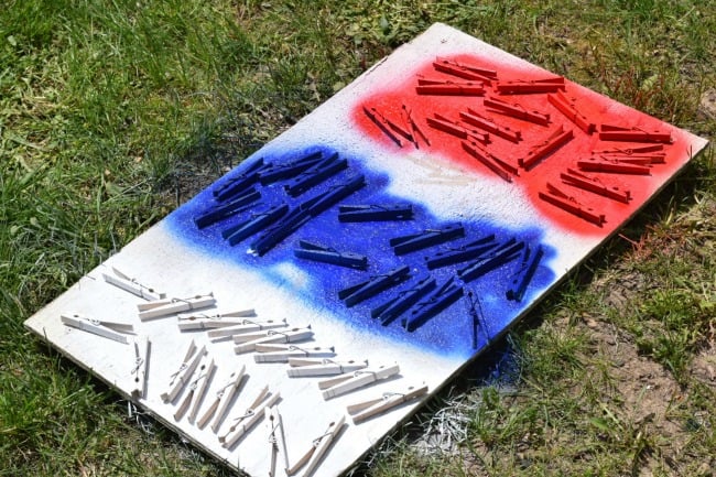 Easy 4th of July DIY Clothespin wreath. fun to do with the kids! Make a clothespin patriotic wreath for summer fun and a great decoration - www.kidfriendlythingstodo.com Memorial Day and Labor Day craft