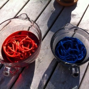 patriotic-yarn-balls-color-dye