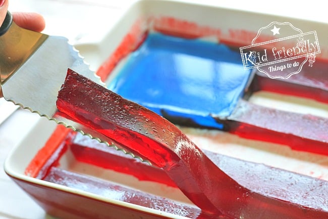 A Jello American Flag Dessert for a Fun Patriotic Treat - Simple to make and so much fun! Perfect for Memorial Day, Fourth of July, Labor Day and your summer picnics with family. www.kidfriendlythingstodo.com