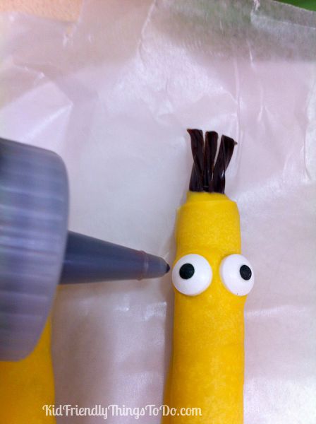 The cutest Minion Chocolate Covered Pretzels - KidFriendlyThingsToDo.com