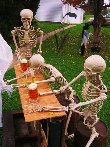 Hilarious Skeleton Yard Displays for Halloween