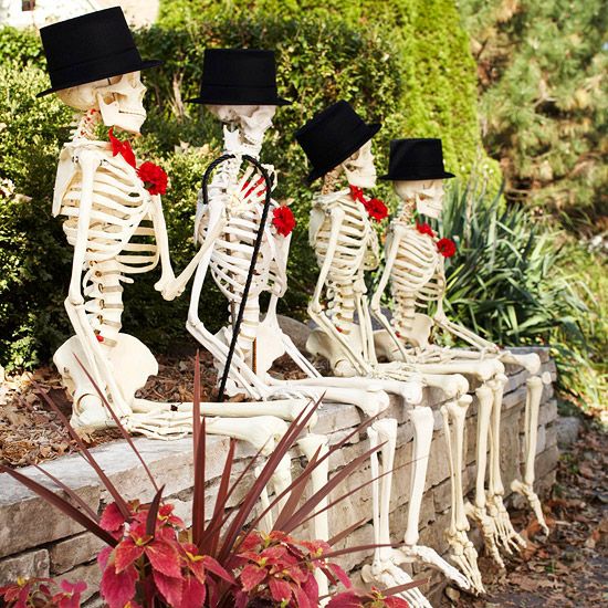 Hilarious Skeleton Yard Displays for Halloween