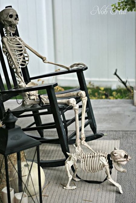 The most Hilarious DIY Skeleton Yard Displays for Halloween Decoration - www.kidfriendlythingstodo.com