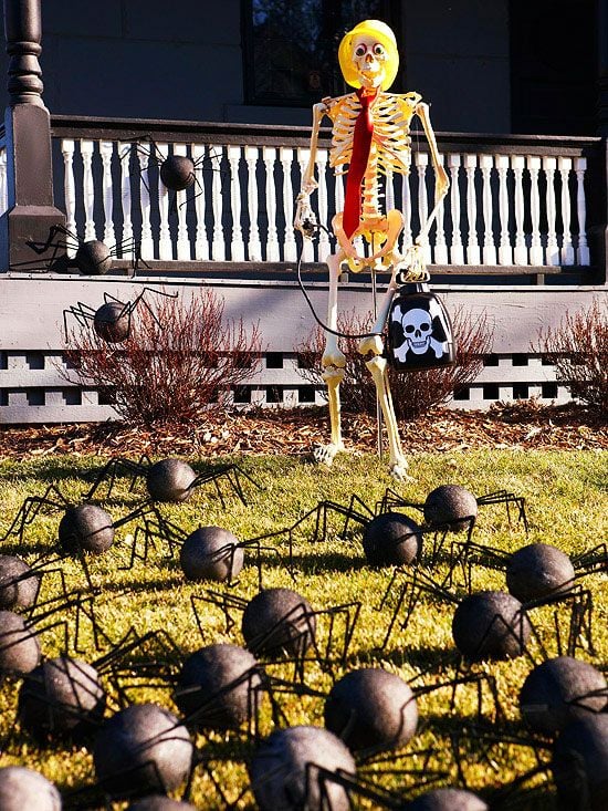 Over 19 Hilarious Skeleton Yard Displays for Halloween