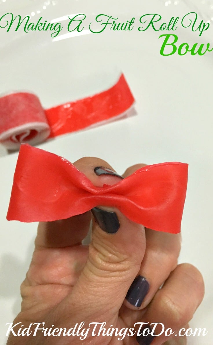 Making a simple fruit roll up bow for fun foods - KidFriendlyThingsToDo.com