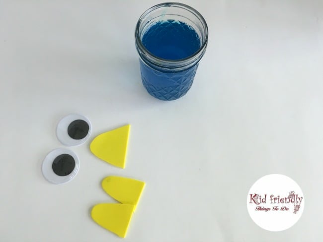 A super easy Finding Dory Jello Party Snack for birthday parties or just for fun. Great for an ocean or under the sea birthday, too! KidFriendlyThingsToDo.com