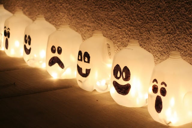 30 + Halloween Crafts and Games for Kids. Great ideas for parties and celebrations - www.kidfriendlythingstodo.com