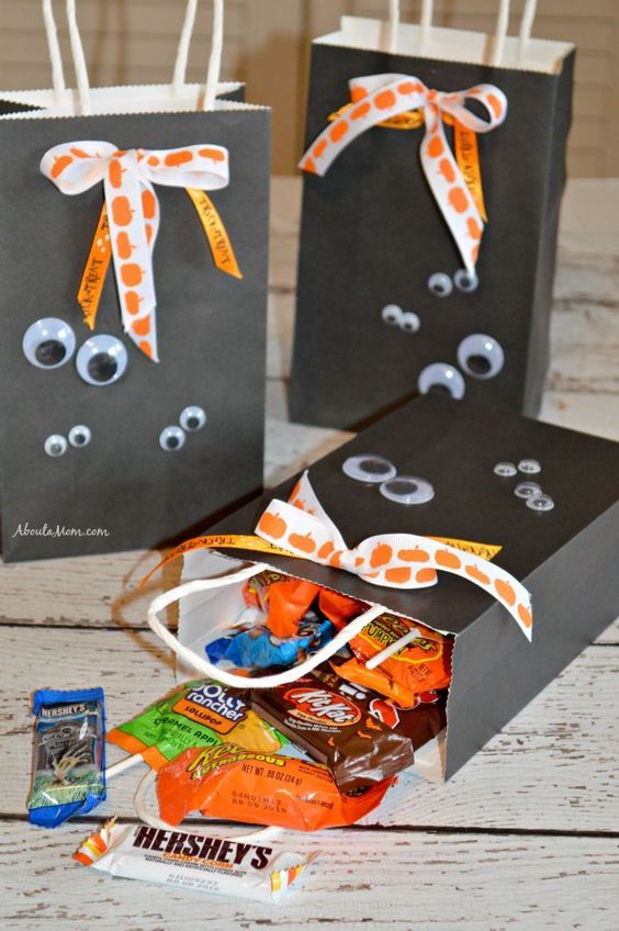 30 + Halloween Crafts and Games for Kids. Great ideas for parties and celebrations - www.kidfriendlythingstodo.com