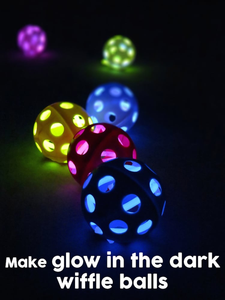 Glow In the Dark Party Ideas for a Fun New Year's Eve With the Kids, Teenagers and Adults - www.kidfriendlythingstodo.com