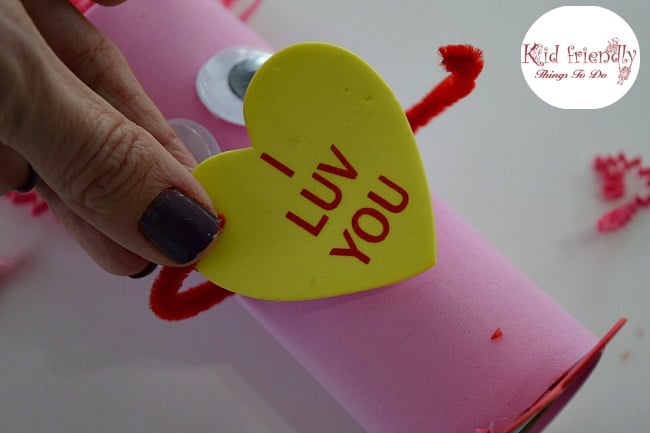 Look at this easy and adorable Valentine Creature! Perfect for preschool kids and elementary school Valentine's Day party craft. You can get everything at the Dollar Store! www.kidfriendlythingstodo.com