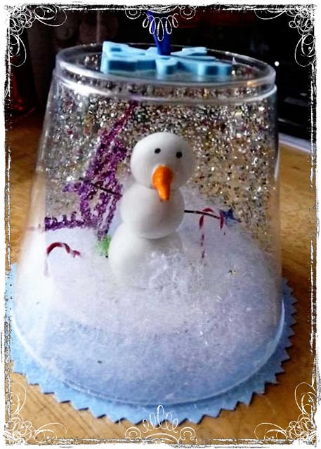 Over 30 Easy Winter themed crafts for kids to make and fun food treat ideas to brighten the house and classroom! Perfect for winter parties. www.kidfriendlythingstodo.com