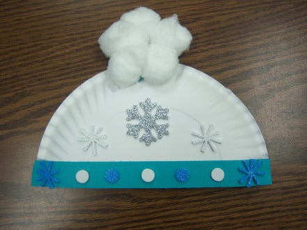 Over 30 Easy Winter themed crafts for kids to make and fun food treat ideas to brighten the house and classroom! Perfect for winter parties. www.kidfriendlythingstodo.com