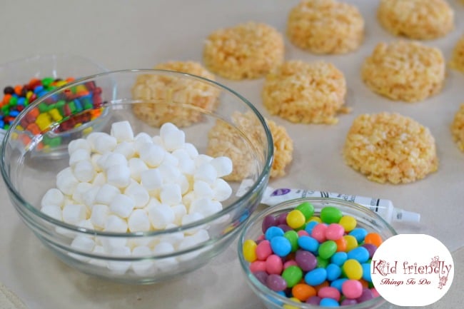 Cute and Easy to Make Little Lamb Rice Krispies Treat for Easter - Perfect for Easter, spring, or farm animal party! www.kidfriendlythingstodo.com