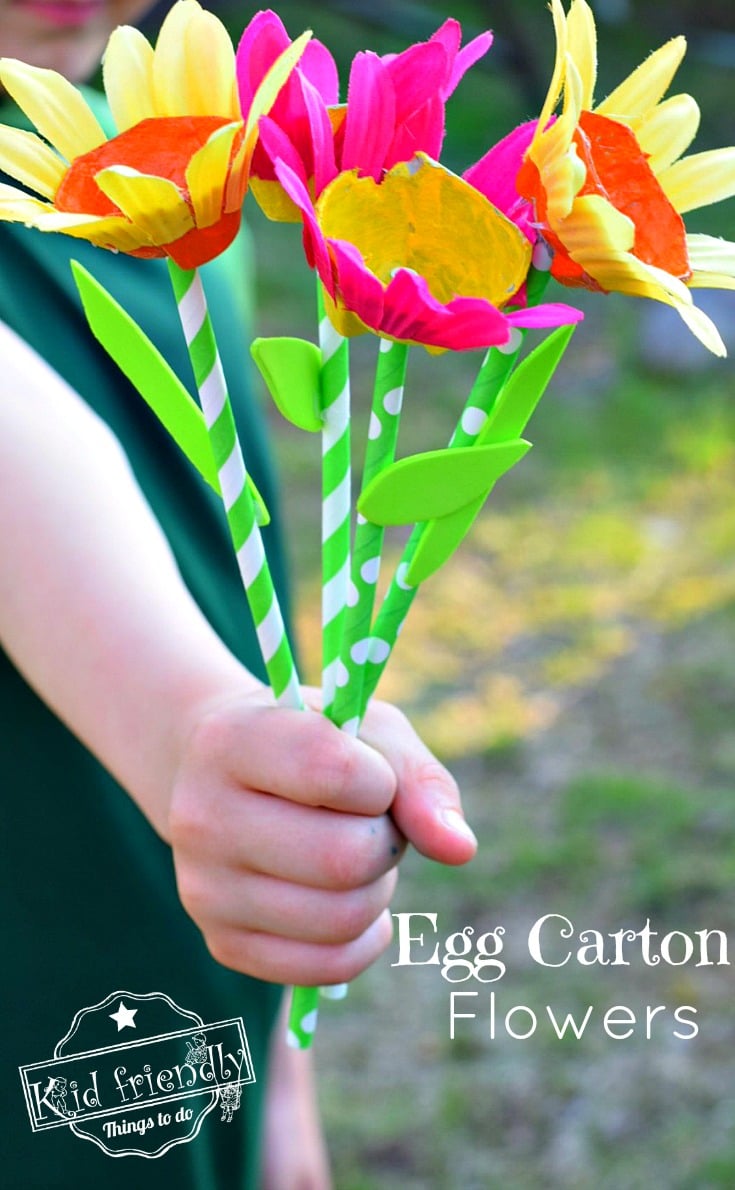 Egg carton flower craft for kids to make. Easy DIY flower craft for kids to make. Perfect for spring, Mother's Day, summer, preschool and school craft! www.kidfriendlythingstodo.com