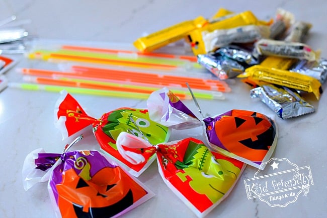 A Glow in the Dark Halloween Candy Hunt Idea for Kids! - Such a fun party idea or just a fun family idea - Light up the night and hunt for candy! Fun DIY! www.kidfriendlythingstodo.com