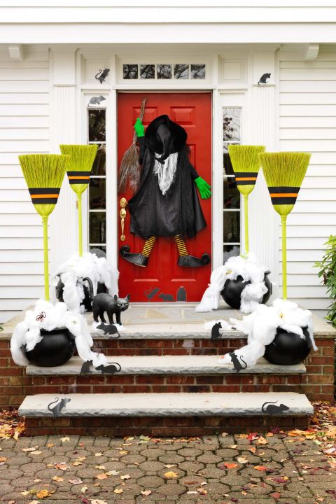 Over 17 Super Fun Halloween Themed Front Door and Porch Ideas - Fun DIY Decorations for Halloween - www.kidfriendlythingstodo.com