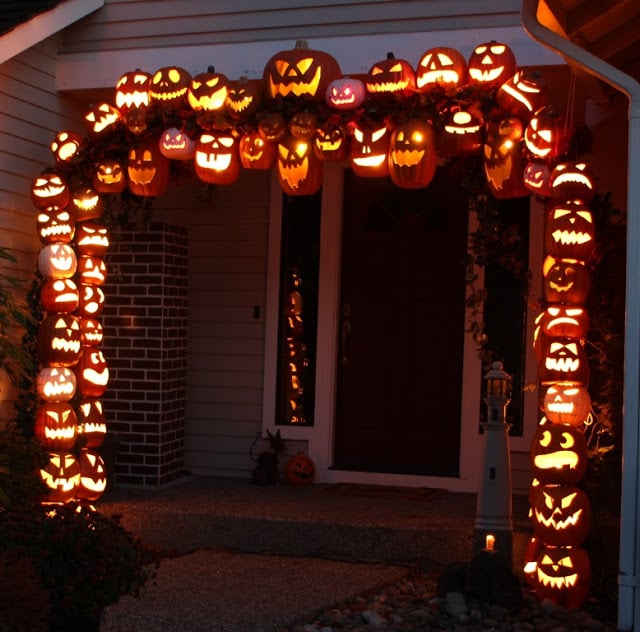 Over 17 Super Fun Halloween Themed Front Door and Porch Ideas - Fun DIY Decorations for Halloween - www.kidfriendlythingstodo.com