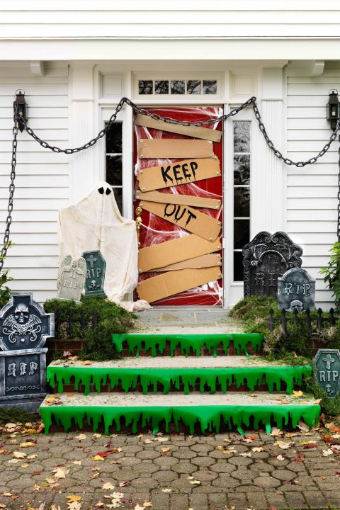 Over 17 Super Fun Halloween Themed Front Door and Porch Ideas - Fun DIY Decorations for Halloween - www.kidfriendlythingstodo.com