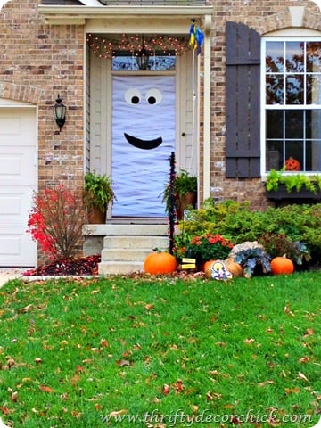 Over 17 Super Fun Halloween Themed Front Door and Porch Ideas - Fun DIY Decorations for Halloween - www.kidfriendlythingstodo.com