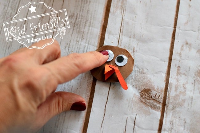 Adorable and Easy DIY Turkey Coloring Cups for the Kids at the Thanksgiving Table - Simple craft and activity - www.kidfriendlythingstodo.com