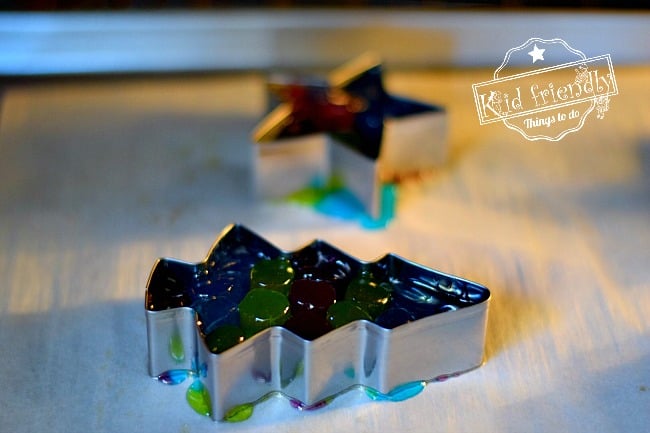 Melted Jolly Rancher Ornaments - A Fun Christmas Craft - Love these! Such a fun DIY for you to make with the kids. www.kidfriendlythingstodo.com