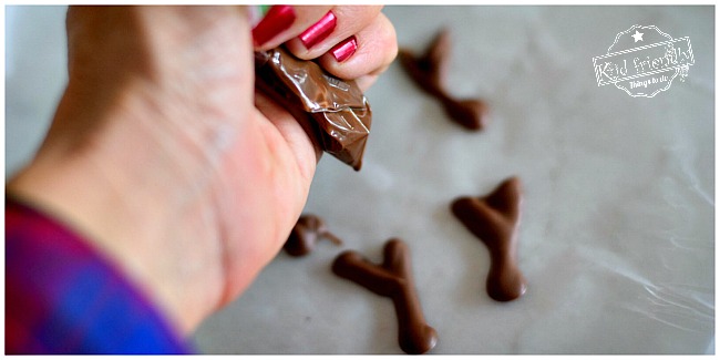 Easy Rudolph Chocolate Covered Mint Stuffed Cookies! - A Cute and Yummy Dessert - Perfect and Simple DIY for Christmas parties or fun food craft with the kids - www.kidfriendlythingstodo.com