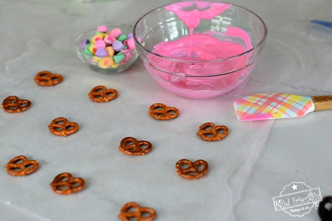 Conversation Hearts Chocolate Pretzels for a Fun Valentine's Treat - Easy to make and so cute! Perfect for parties, snack or dessert! www.kidfriendlythingstodo.com