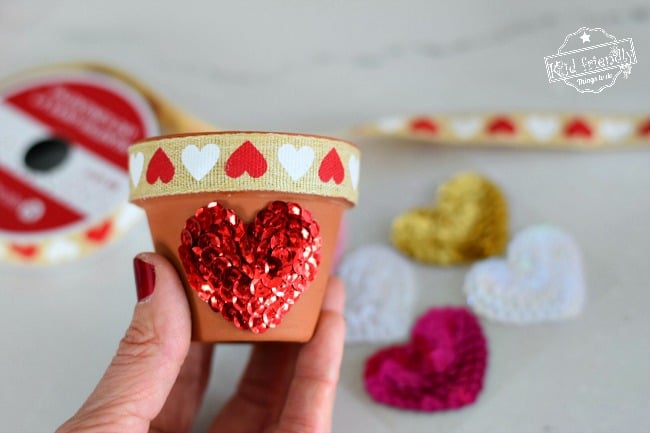 Love this Easy DIY Flower Pen and Terra Cotta Pot Craft for a Valentine's Day Gift - Perfect for kids or teens to make and give away! So Cute & easy! Perfect for school parties or a gift for your love! www.kidfriendlythingstodo.com