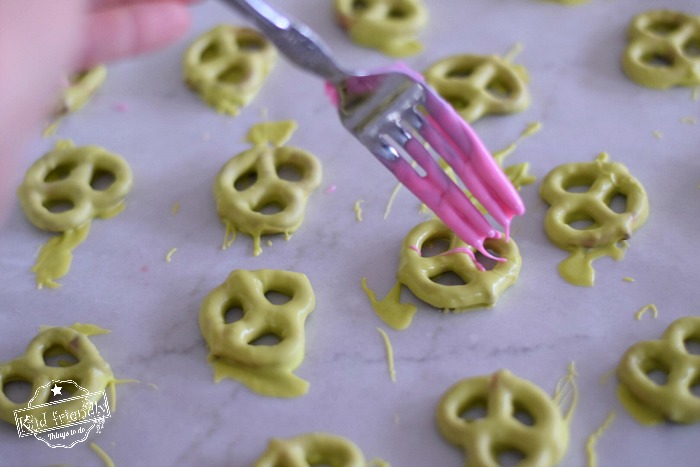 Easy and Colorful Spring Chocolate Covered Pretzel Bite Treats - The perfect salty sweet & yummy treat for Spring, Easter and Mother's Day! White chocolate covered pretzels that are so yummy and fun for the kids to help make and eat - www.kidfriendlythingstodo.com