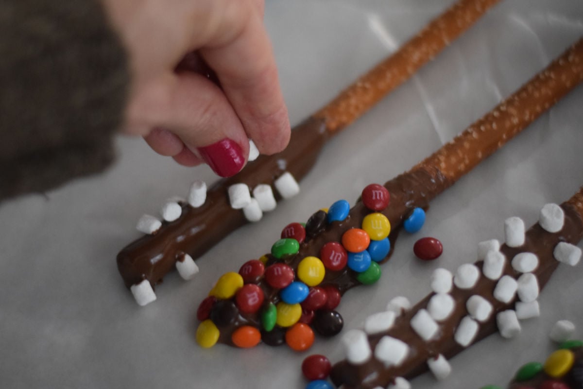 making chocolate covered pretzel rods 
