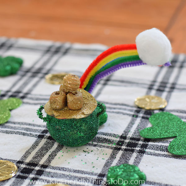 Read more about the article St. Patrick’s Day Pot Of Gold & Rainbow Craft