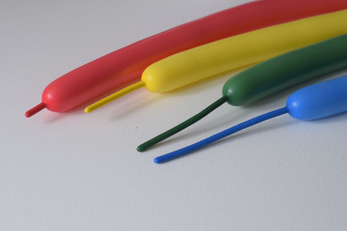 making rainbow shaped balloon