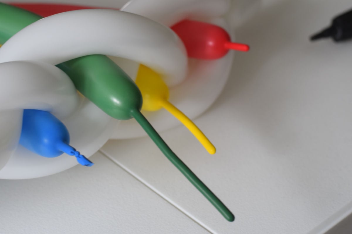 making rainbow shaped balloon
