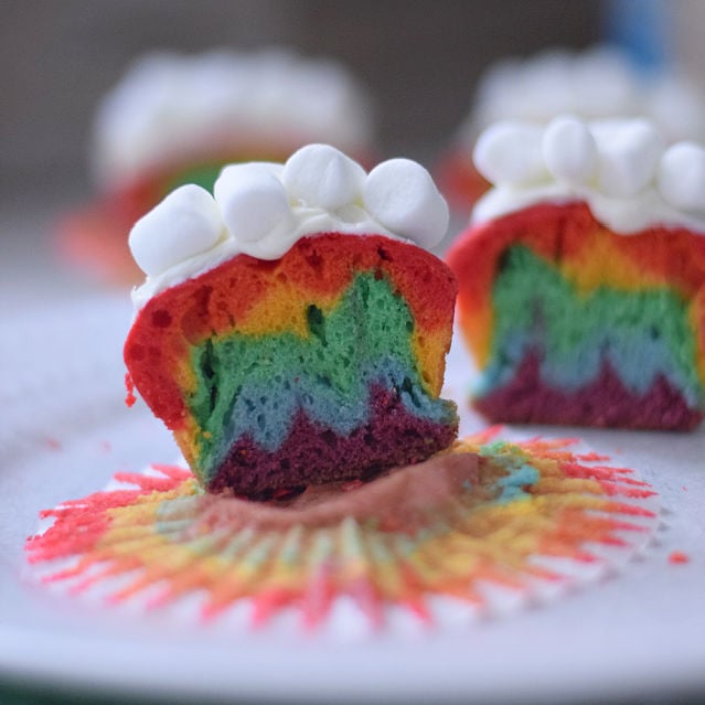 You are currently viewing How to Make Rainbow Cupcakes