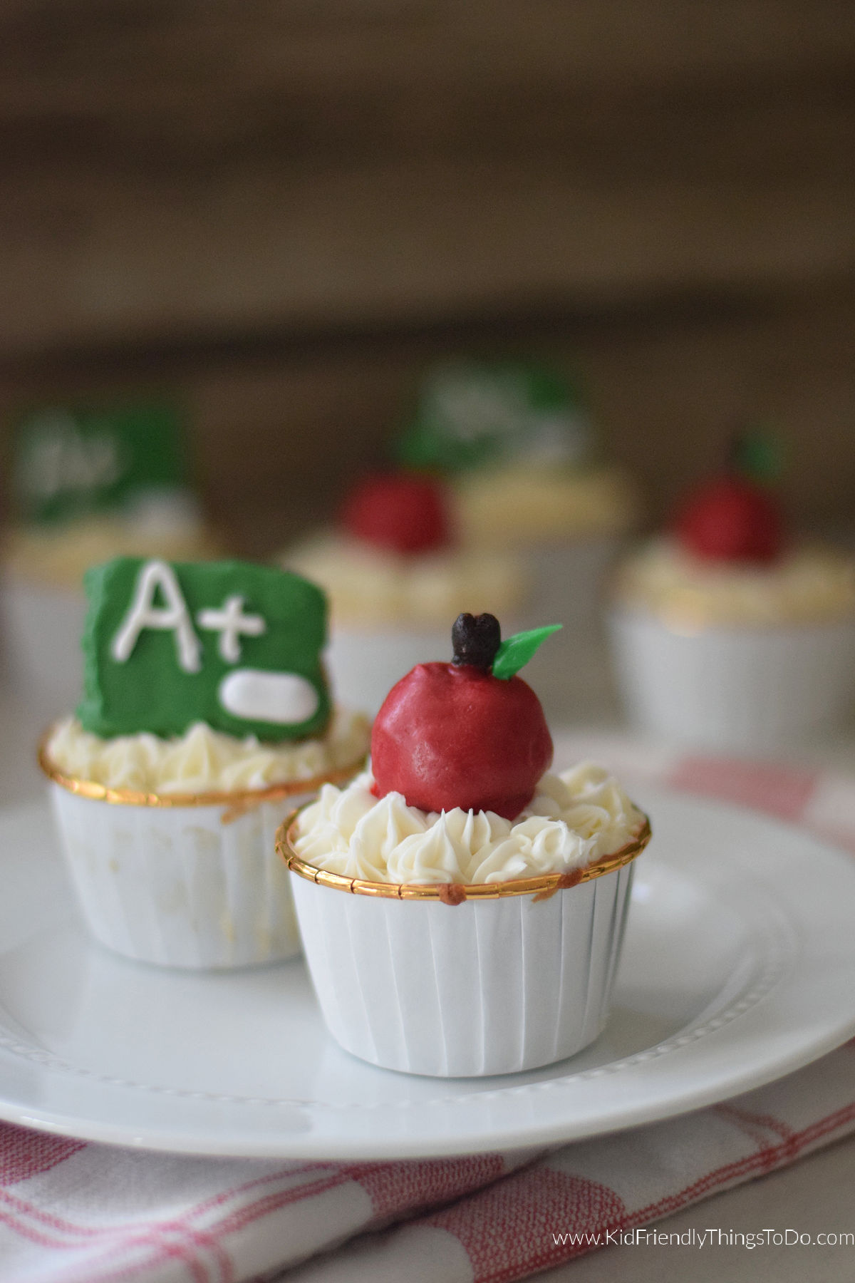 teacher appreciation apple cupcakes 