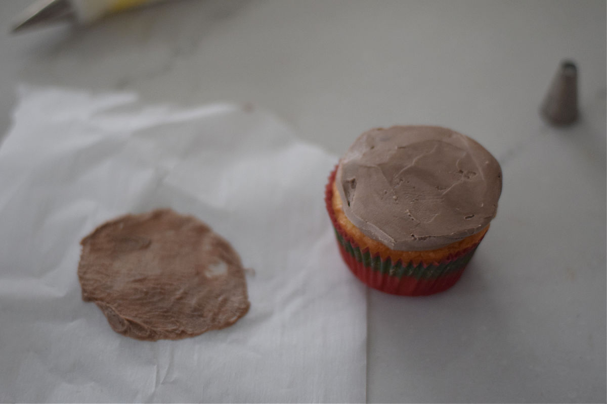 making gingerbread boy cupcake 