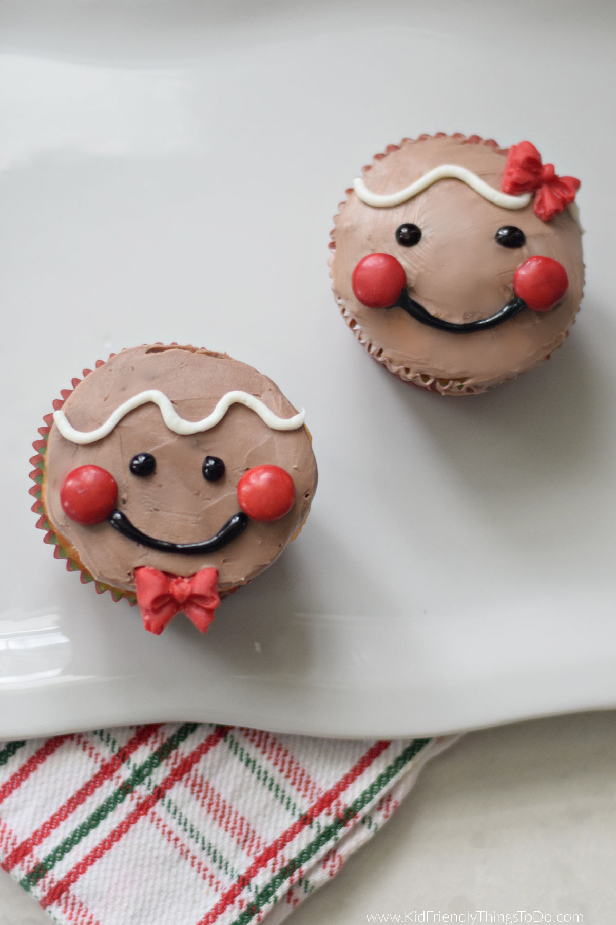 Gingerbread man and gingerbread girl Christmas cupcakes 