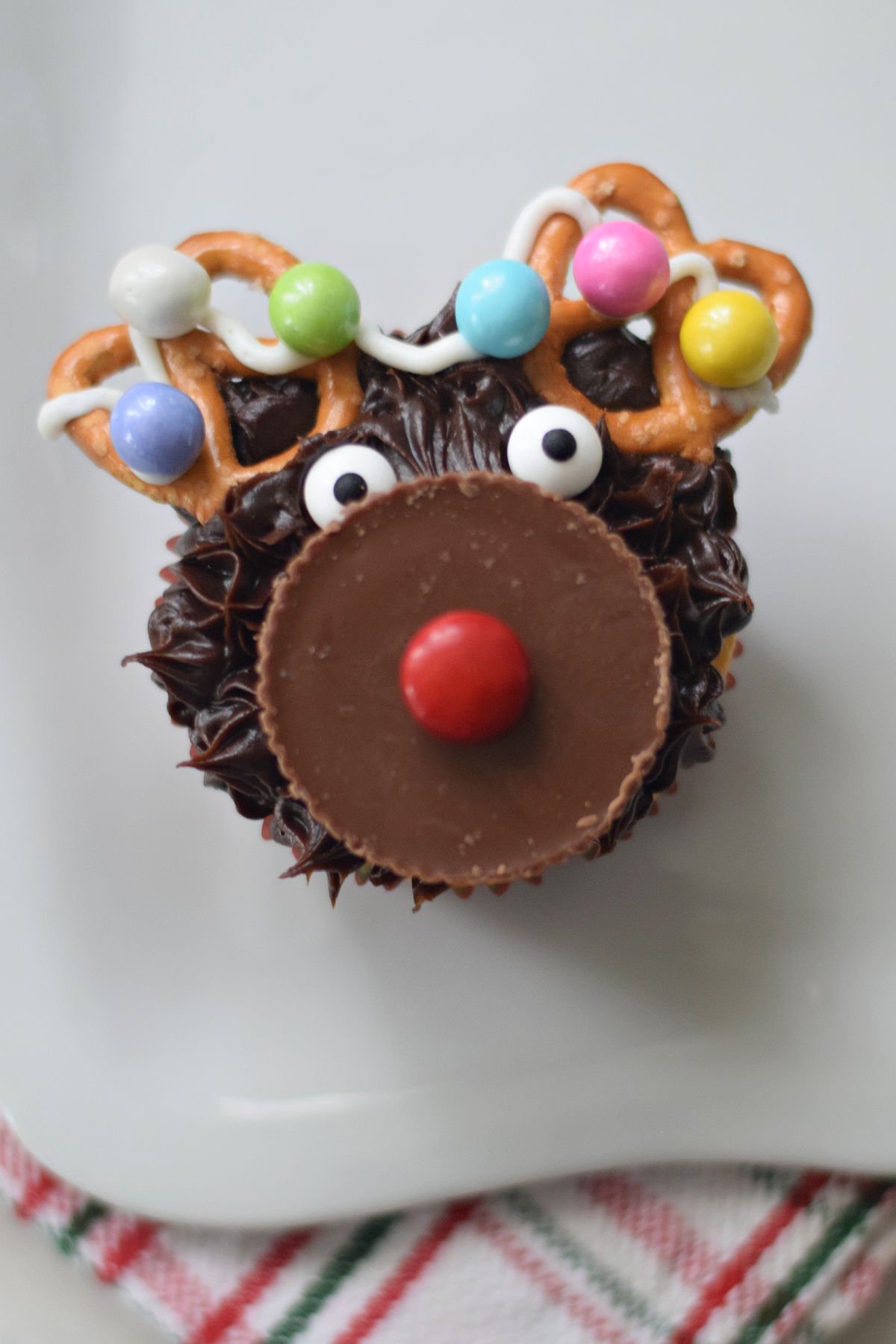 reindeer cupcakes with candy Christmas lights 
