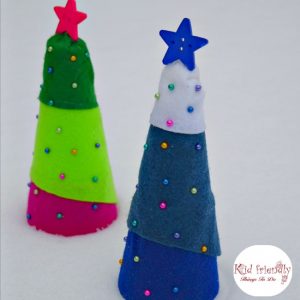 Easy Felt Christmas Tree Craft for kids to make! Perfect for holiday parties. www.kidfriendlythingstodo.com