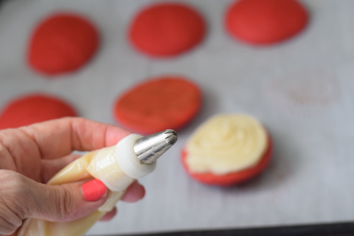 adding cream cheese filling to whoopie pie 