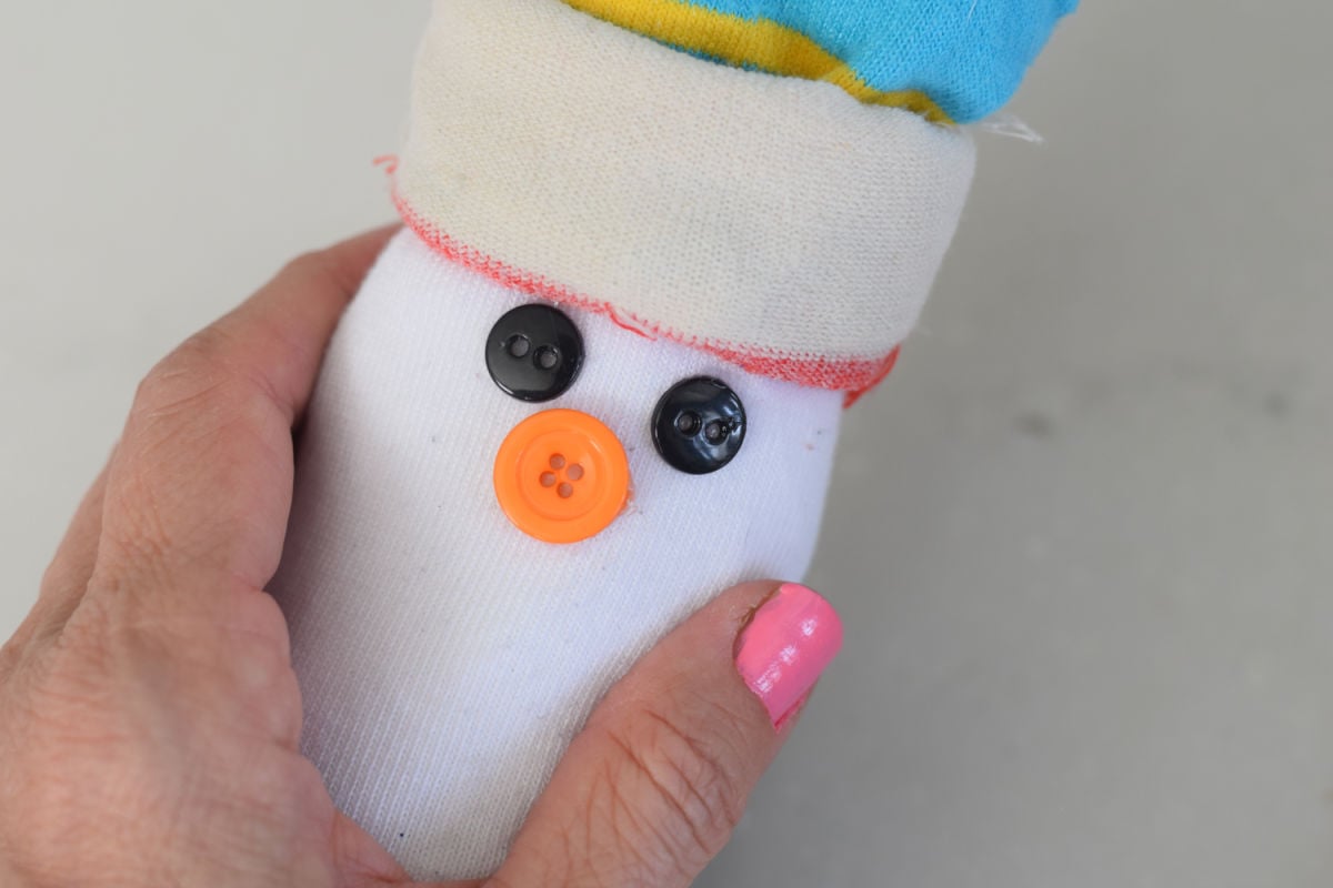 decorating the sock snowman face 