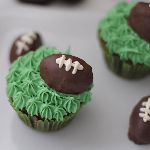 Read more about the article An Oreo Cooke Football Topper for Cupcakes