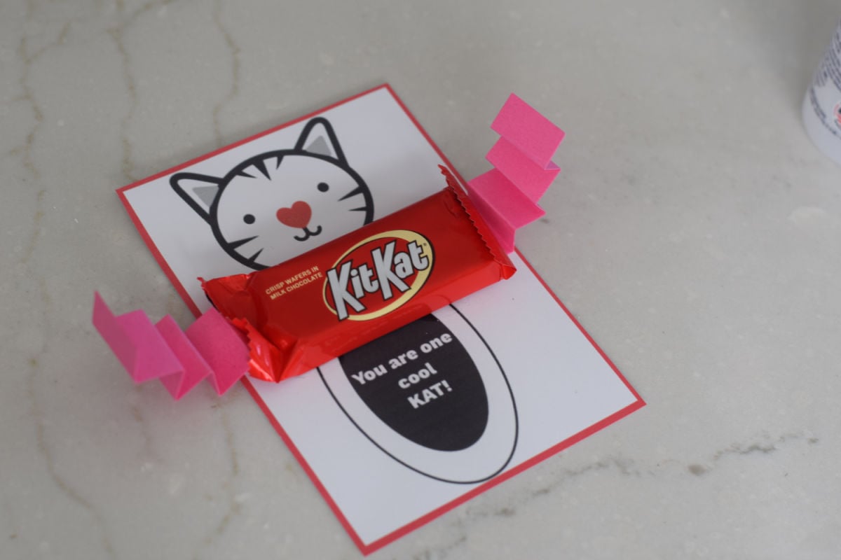 making Kit Kat Valentine's Day card 
