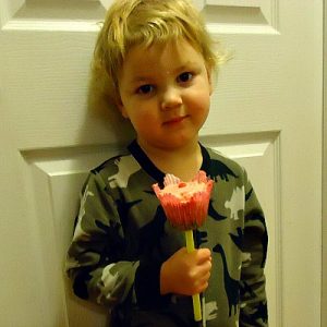 Read more about the article Making An Easy Flower Cupcake Lollipop {Mother’s Day Gift}