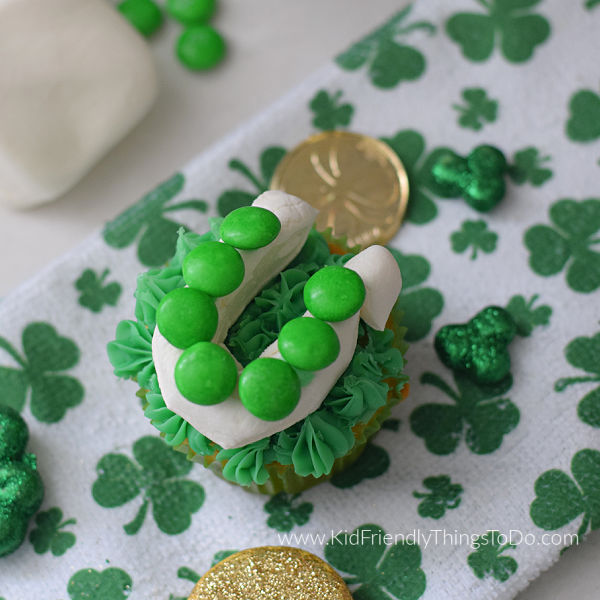 Read more about the article A Lucky Horseshoe St. Patrick’s Day Cupcake | Kid Friendly Things To Do