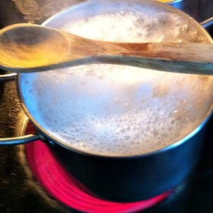 Read more about the article Prevent Boiling Water From Boiling Over with this Hack | Kid Friendly Things To Do
