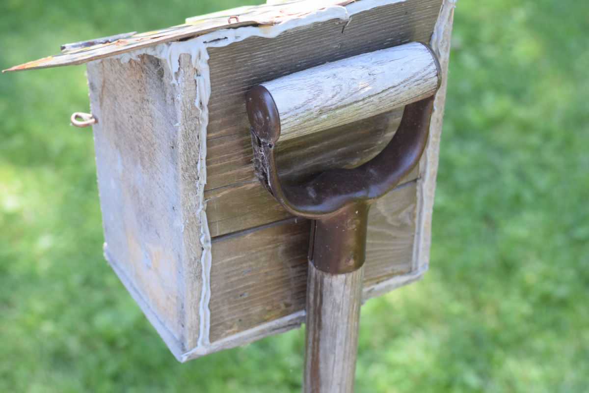 birdhouse with pitchfork backing