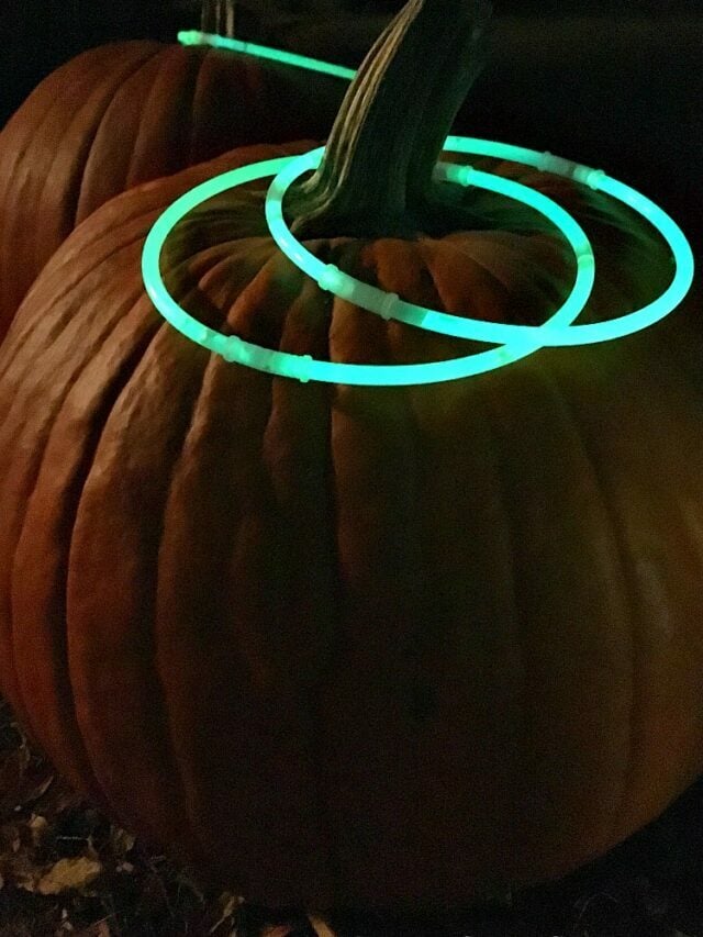 Pumpkin Ring Toss Using Glow In The Dark Necklaces – Story