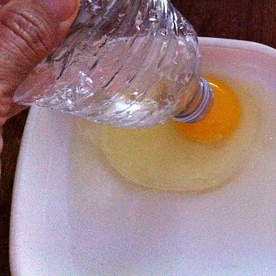 Easily Divide An Egg Yolk And Egg White With This Simple Trick!